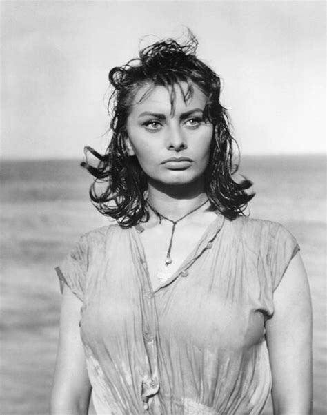 Sophia Loren stuns as she goes braless in unearthed pics